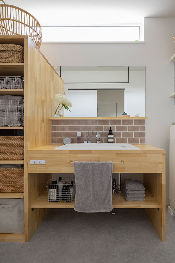 コラボハウス一級建築士事務所 【2000万円台／約31坪／間取り図有】キッチンと一体化したダイニングテーブル。ワイドなウッドデッキの建築実例画像7