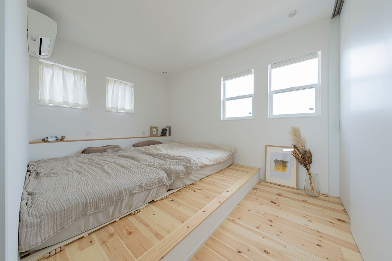 コラボハウス一級建築士事務所 【2000万円台／約31坪／間取り図有】キッチンと一体化したダイニングテーブル。ワイドなウッドデッキの建築実例画像8