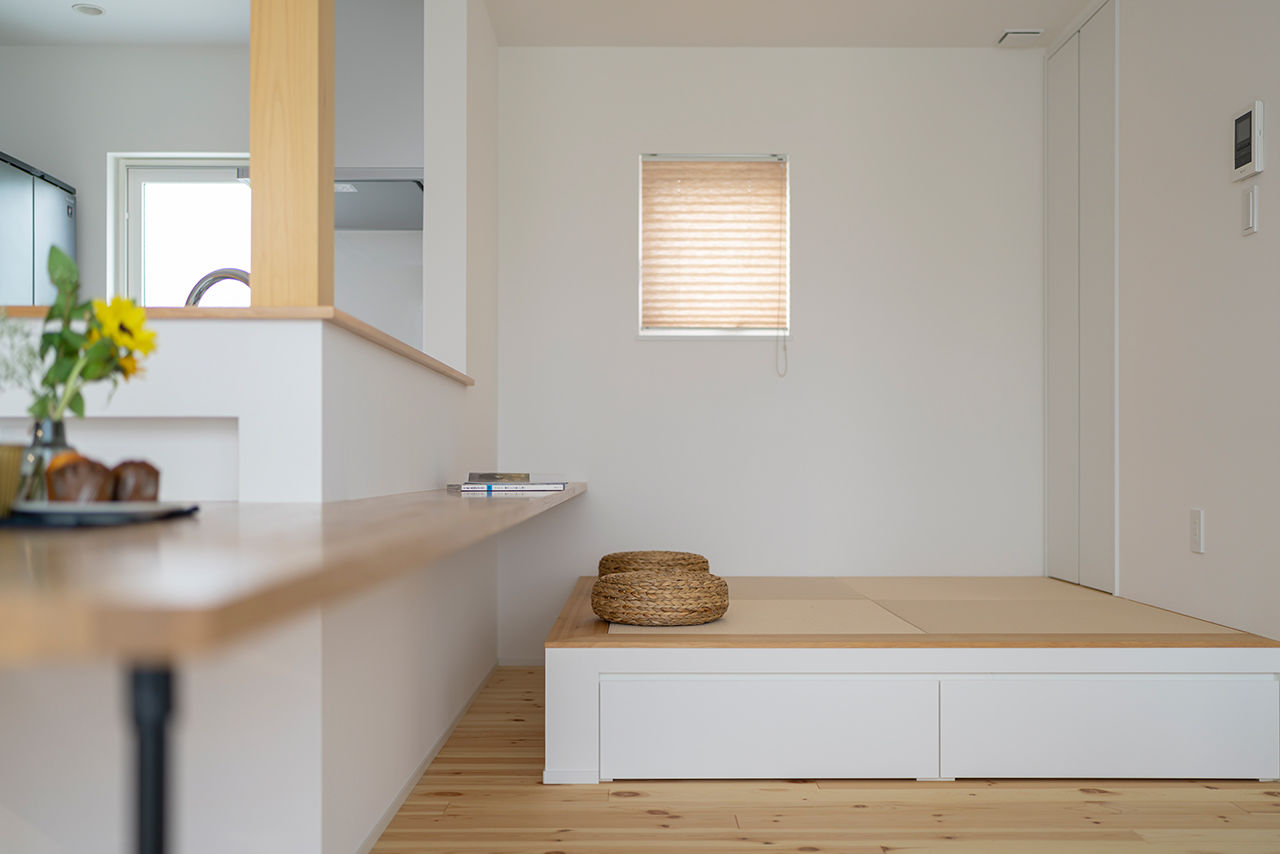 コラボハウス一級建築士事務所 【2000万円台／約31坪／間取り図有】キッチンと一体化したダイニングテーブル。ワイドなウッドデッキの建築実例画像9