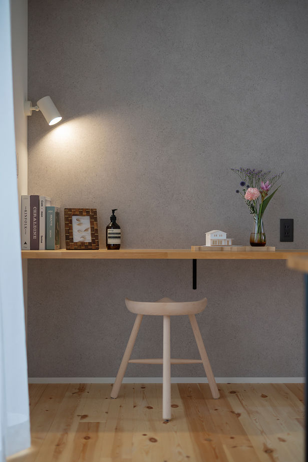 コラボハウス一級建築士事務所 【2000万円台／約31坪／間取り図有】キッチンと一体化したダイニングテーブル。ワイドなウッドデッキの建築実例画像10