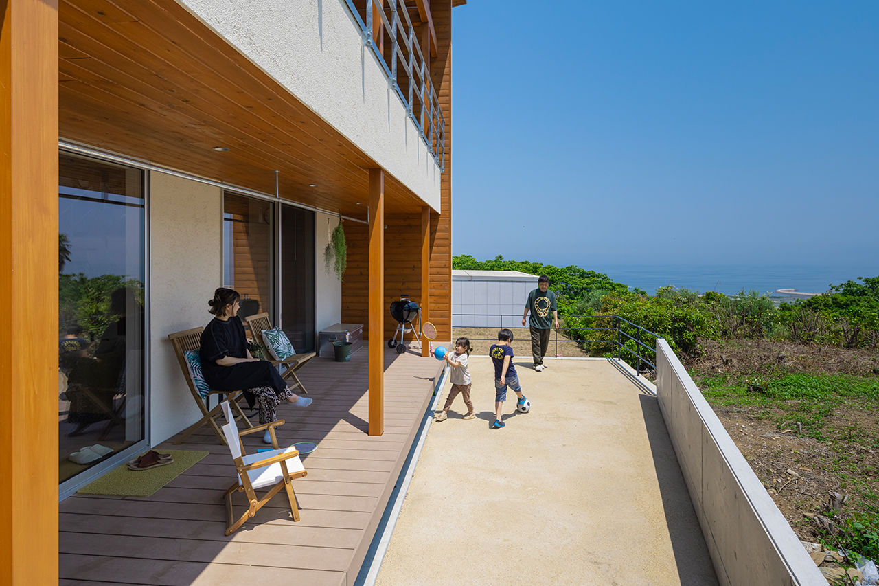 コラボハウス一級建築士事務所 【海を眺めながら暮らしたい／約56坪／間取り図有】1階と2階に広いデッキを設けた家の建築実例画像10