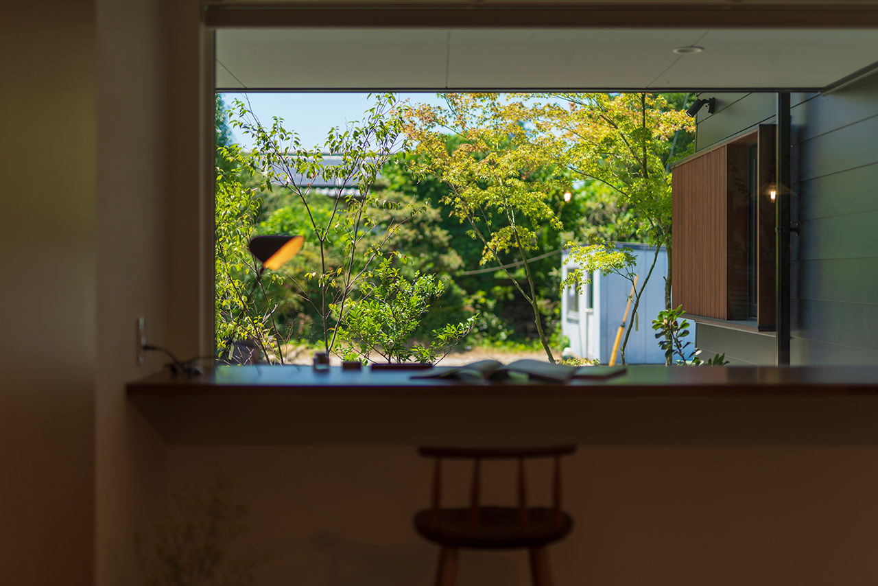 コラボハウス一級建築士事務所 【2000万円台／約33坪／間取り図有】玄関と土間リビングから庭を眺める平屋の建築実例画像3