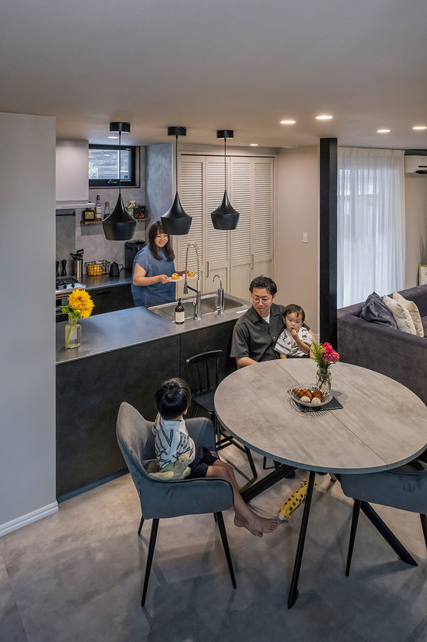 コラボハウス一級建築士事務所 【3000万円台／37坪／間取り図有】木製モールディングで彩った壁にインテリアが映える家の建築実例画像4