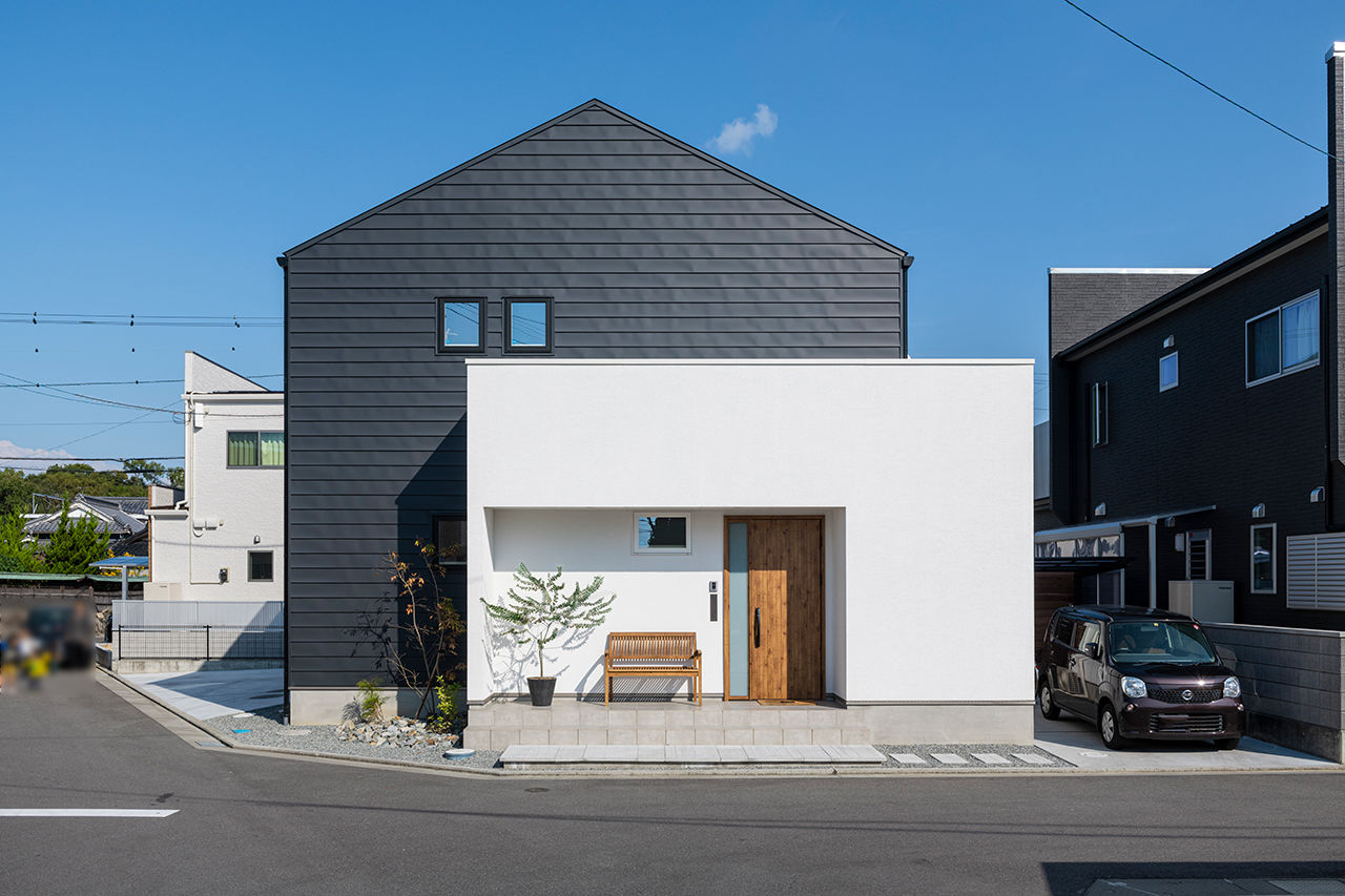 コラボハウス一級建築士事務所 【42坪／鉄骨階段／吹き抜けの大空間】ピットリビングでくつろぐ三角屋根の家の建築実例画像1