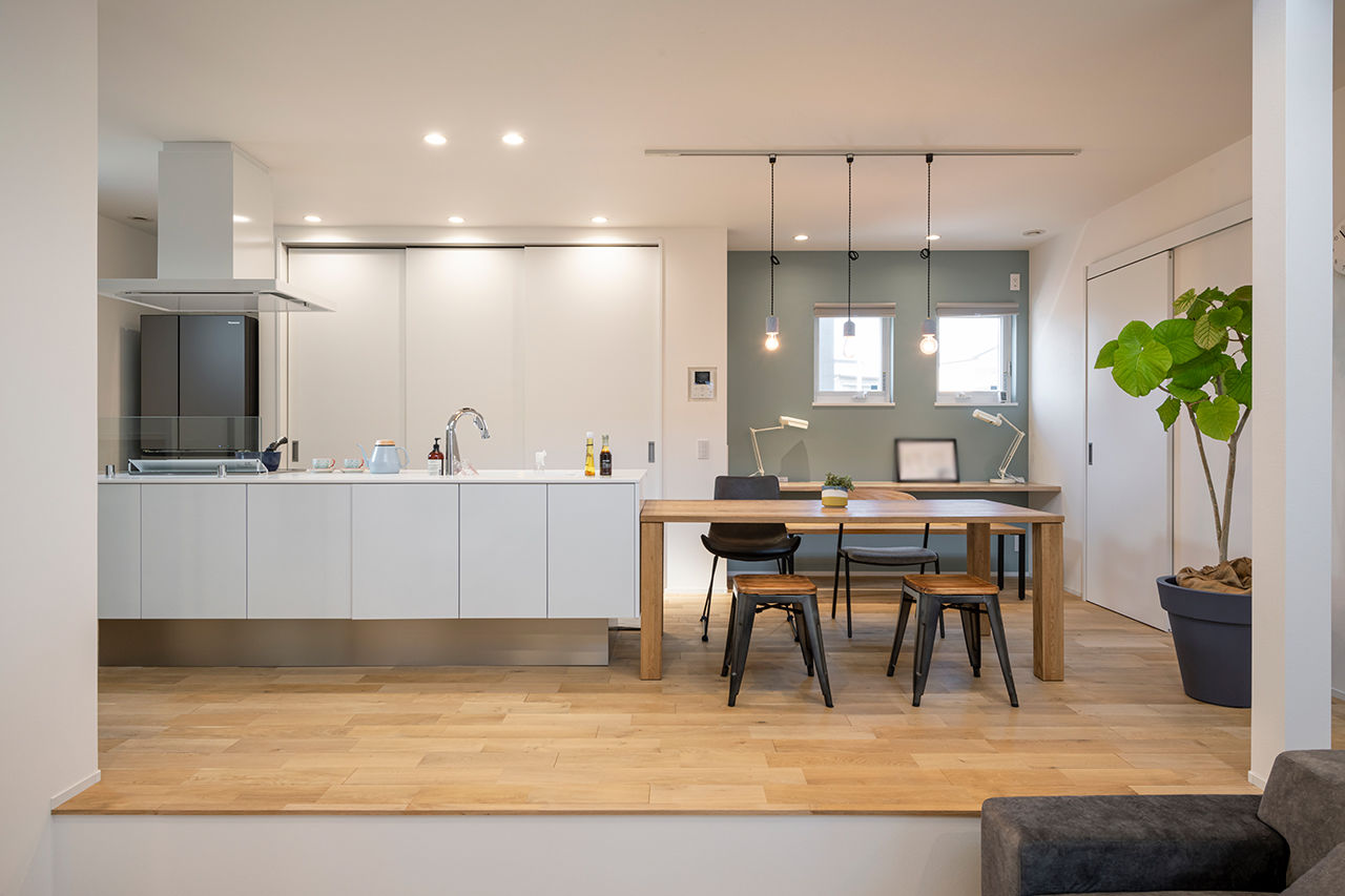 コラボハウス一級建築士事務所 【42坪／鉄骨階段／吹き抜けの大空間】ピットリビングでくつろぐ三角屋根の家の建築実例画像2