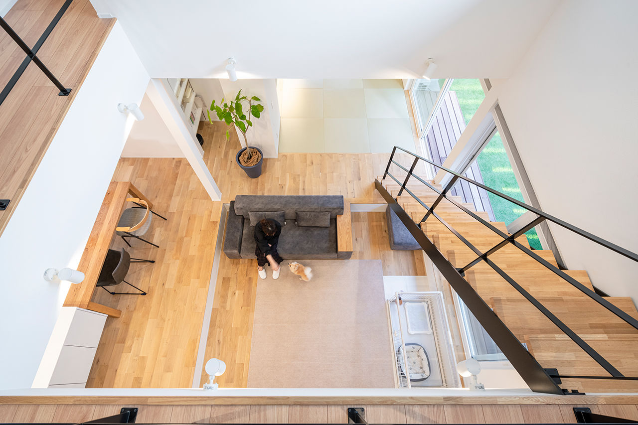 コラボハウス一級建築士事務所 【42坪／鉄骨階段／吹き抜けの大空間】ピットリビングでくつろぐ三角屋根の家の建築実例画像3