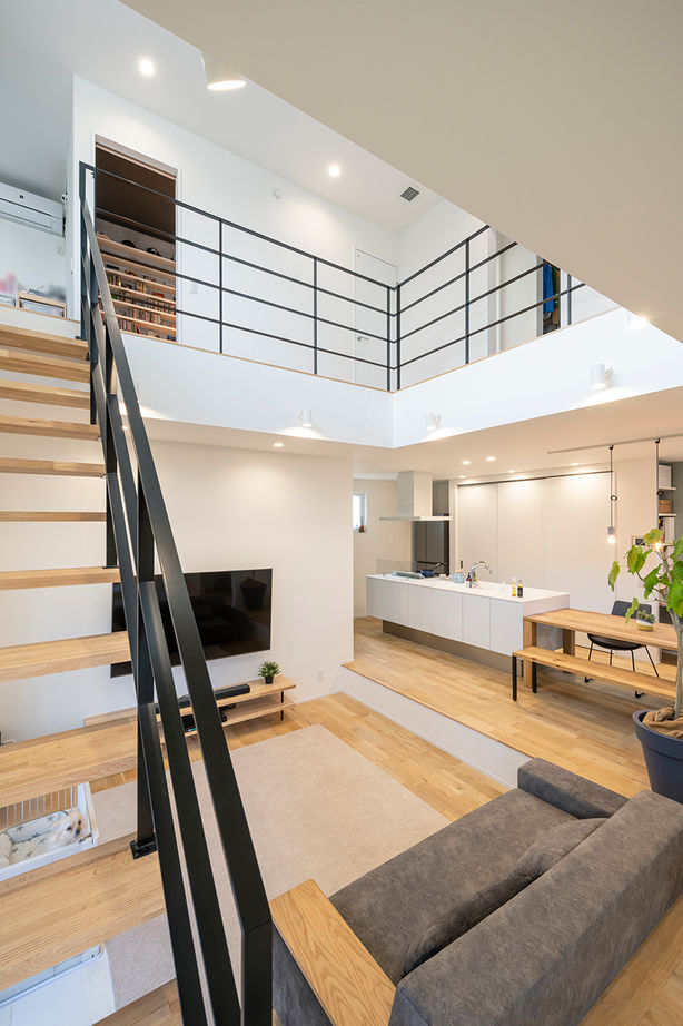 コラボハウス一級建築士事務所 【42坪／鉄骨階段／吹き抜けの大空間】ピットリビングでくつろぐ三角屋根の家の建築実例画像4