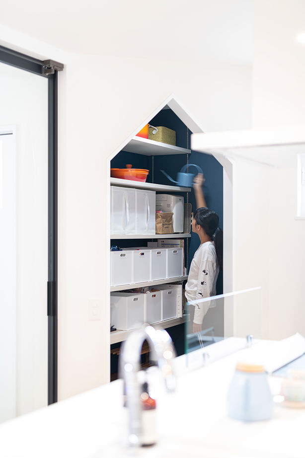 コラボハウス一級建築士事務所 【42坪／鉄骨階段／吹き抜けの大空間】ピットリビングでくつろぐ三角屋根の家の建築実例画像5