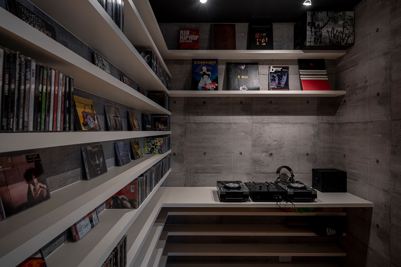 コラボハウス一級建築士事務所 【42坪／鉄骨階段／吹き抜けの大空間】ピットリビングでくつろぐ三角屋根の家の建築実例画像6