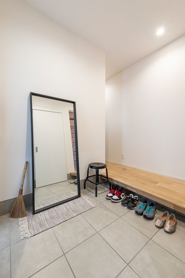 コラボハウス一級建築士事務所 【42坪／鉄骨階段／吹き抜けの大空間】ピットリビングでくつろぐ三角屋根の家の建築実例画像10