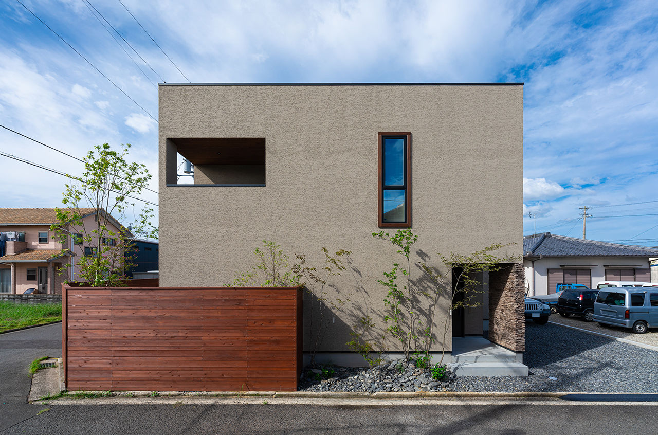 コラボハウス一級建築士事務所 【約38坪】ハナミズキとともに暮らす四角い家／しっくい塗りのリビング・ダイニング、和室の建築実例画像1