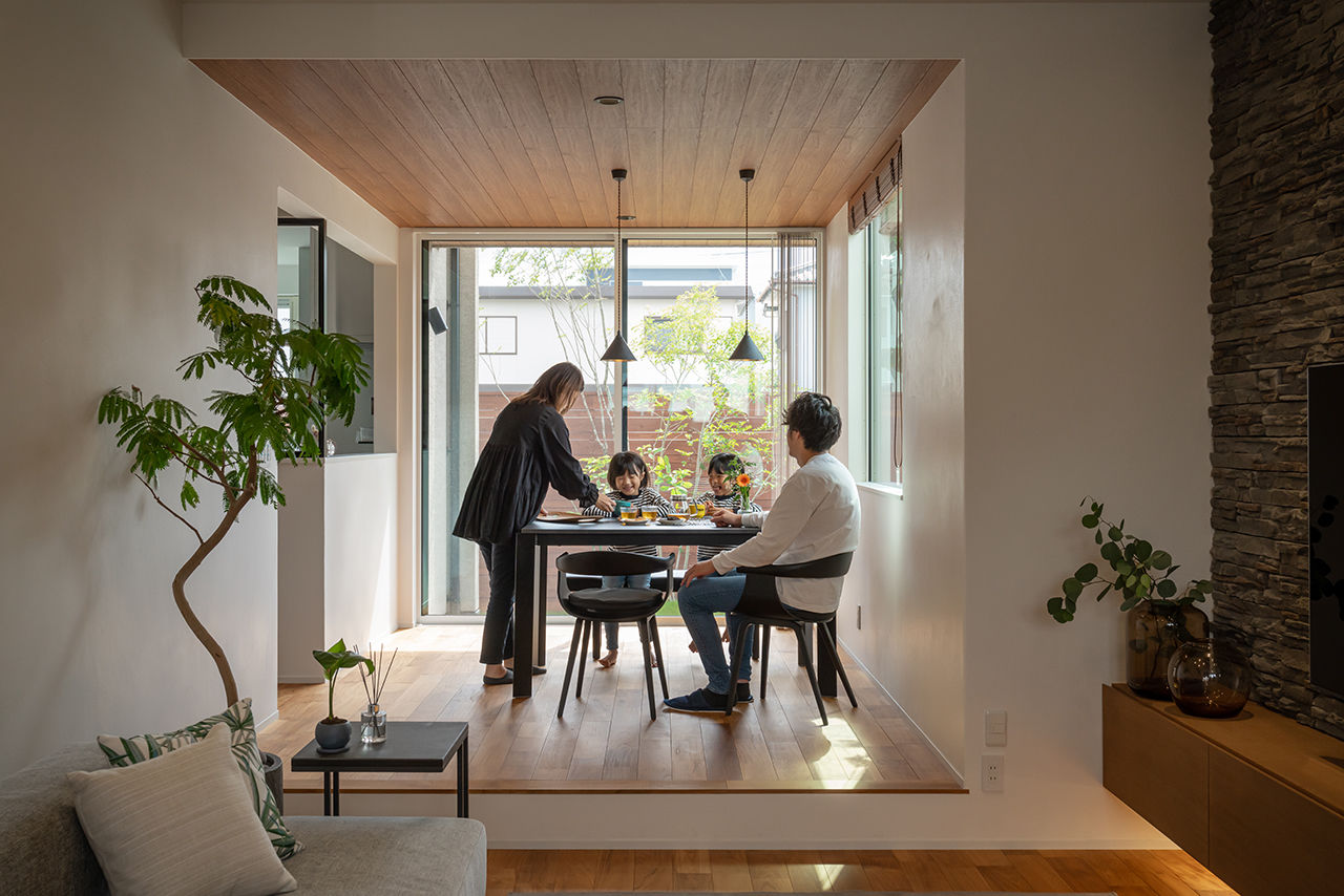 コラボハウス一級建築士事務所 【約38坪】ハナミズキとともに暮らす四角い家／しっくい塗りのリビング・ダイニング、和室の建築実例画像2