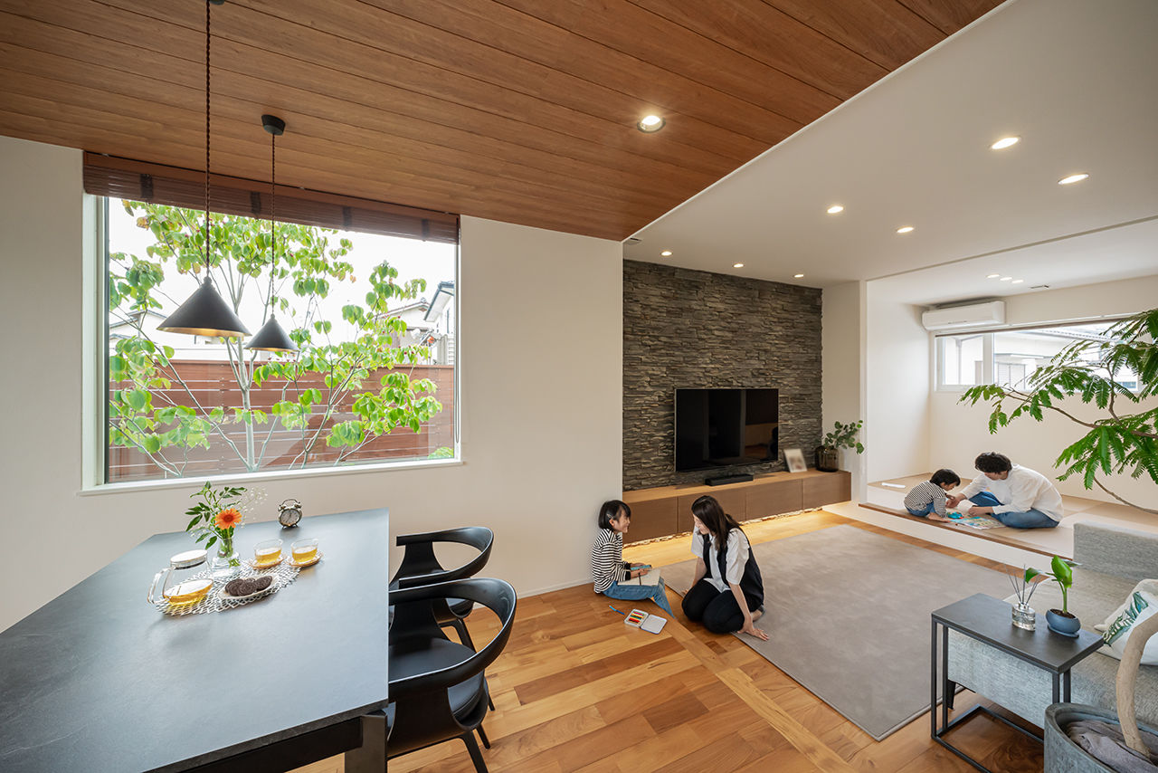 コラボハウス一級建築士事務所 【約38坪】ハナミズキとともに暮らす四角い家／しっくい塗りのリビング・ダイニング、和室の建築実例画像3