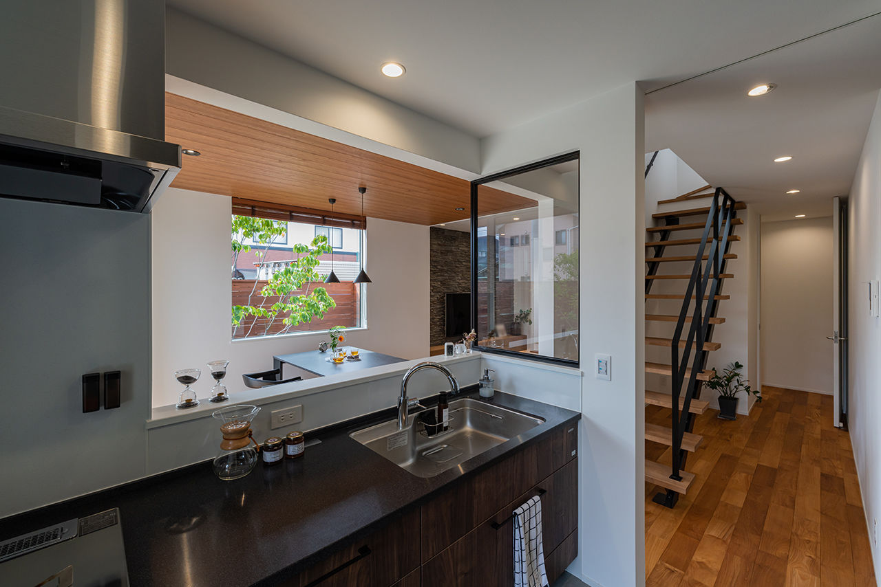 コラボハウス一級建築士事務所 【約38坪】ハナミズキとともに暮らす四角い家／しっくい塗りのリビング・ダイニング、和室の建築実例画像4