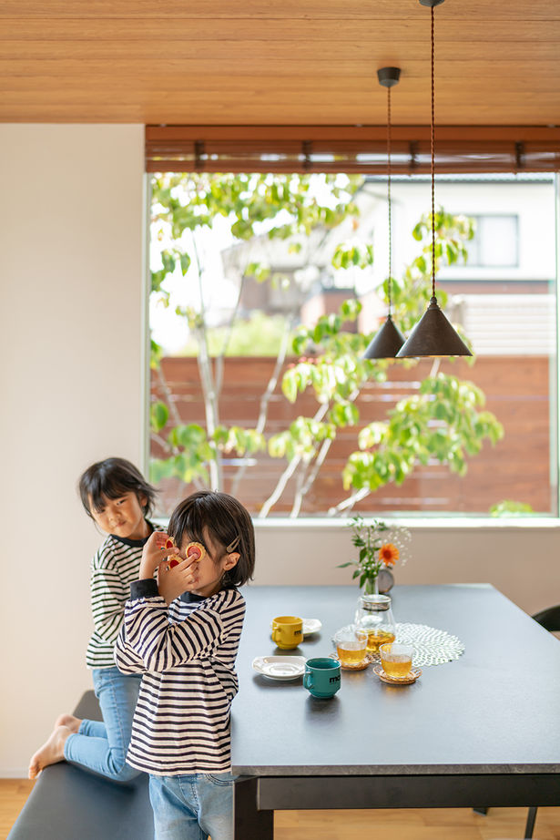 コラボハウス一級建築士事務所 【約38坪】ハナミズキとともに暮らす四角い家／しっくい塗りのリビング・ダイニング、和室の建築実例画像5