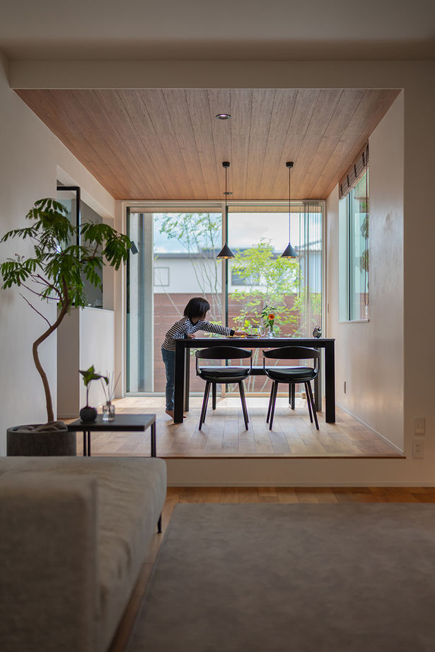 コラボハウス一級建築士事務所 【約38坪】ハナミズキとともに暮らす四角い家／しっくい塗りのリビング・ダイニング、和室の建築実例画像6
