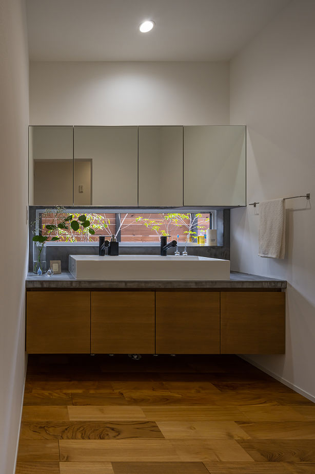 コラボハウス一級建築士事務所 【約38坪】ハナミズキとともに暮らす四角い家／しっくい塗りのリビング・ダイニング、和室の建築実例画像8