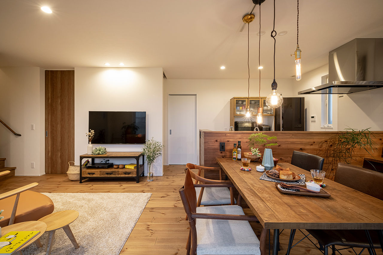 コラボハウス一級建築士事務所 【約29坪／明るいリビング】約29坪でも広くて快適！三角が連続する家／便利な家事動線／収納広々の建築実例画像3