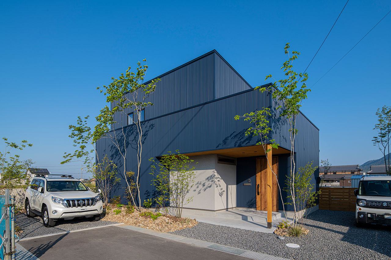 コラボハウス一級建築士事務所 【36坪／愛犬にやさしい床材】お庭キャンプが楽しめる吹き抜けリビングの家の建築実例画像1