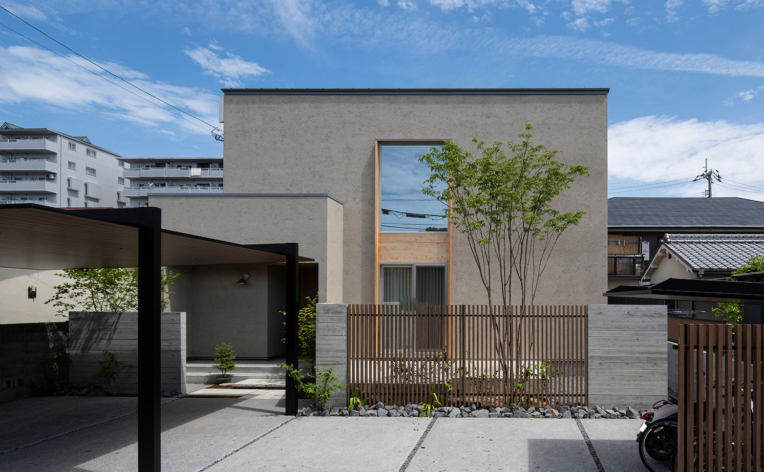 コラボハウス一級建築士事務所 2000万円台｜間取り図｜土地探し｜吹き抜けに面した窓を木枠で囲み、さりげなくセンスが光る外観デザインの建築実例画像1