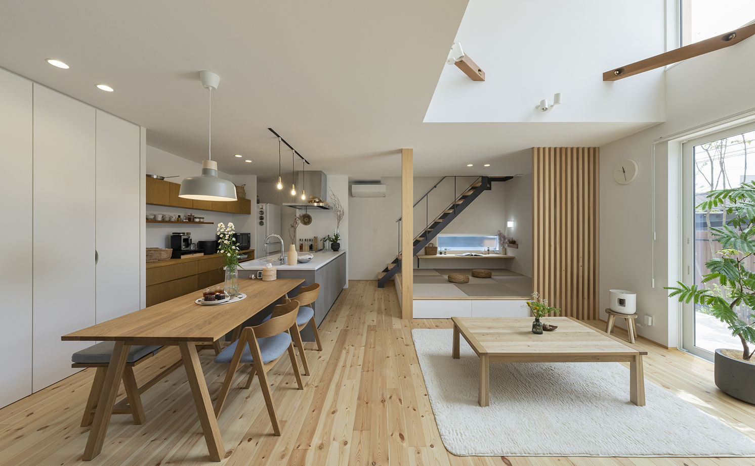 コラボハウス一級建築士事務所 2000万円台｜間取り図｜土地探し｜吹き抜けに面した窓を木枠で囲み、さりげなくセンスが光る外観デザインの建築実例画像2