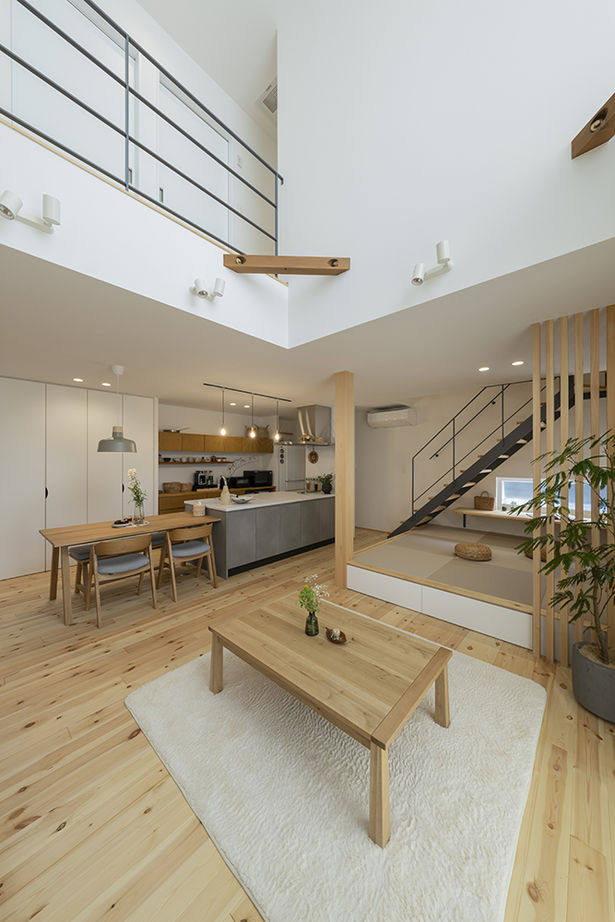 コラボハウス一級建築士事務所 2000万円台｜間取り図｜土地探し｜吹き抜けに面した窓を木枠で囲み、さりげなくセンスが光る外観デザインの建築実例画像3