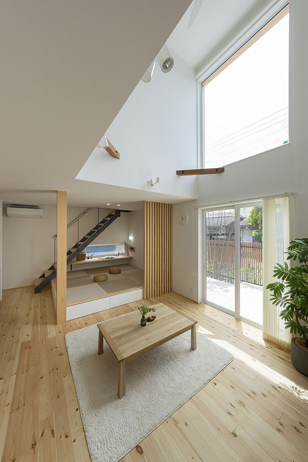 コラボハウス一級建築士事務所 2000万円台｜間取り図｜土地探し｜吹き抜けに面した窓を木枠で囲み、さりげなくセンスが光る外観デザインの建築実例画像4