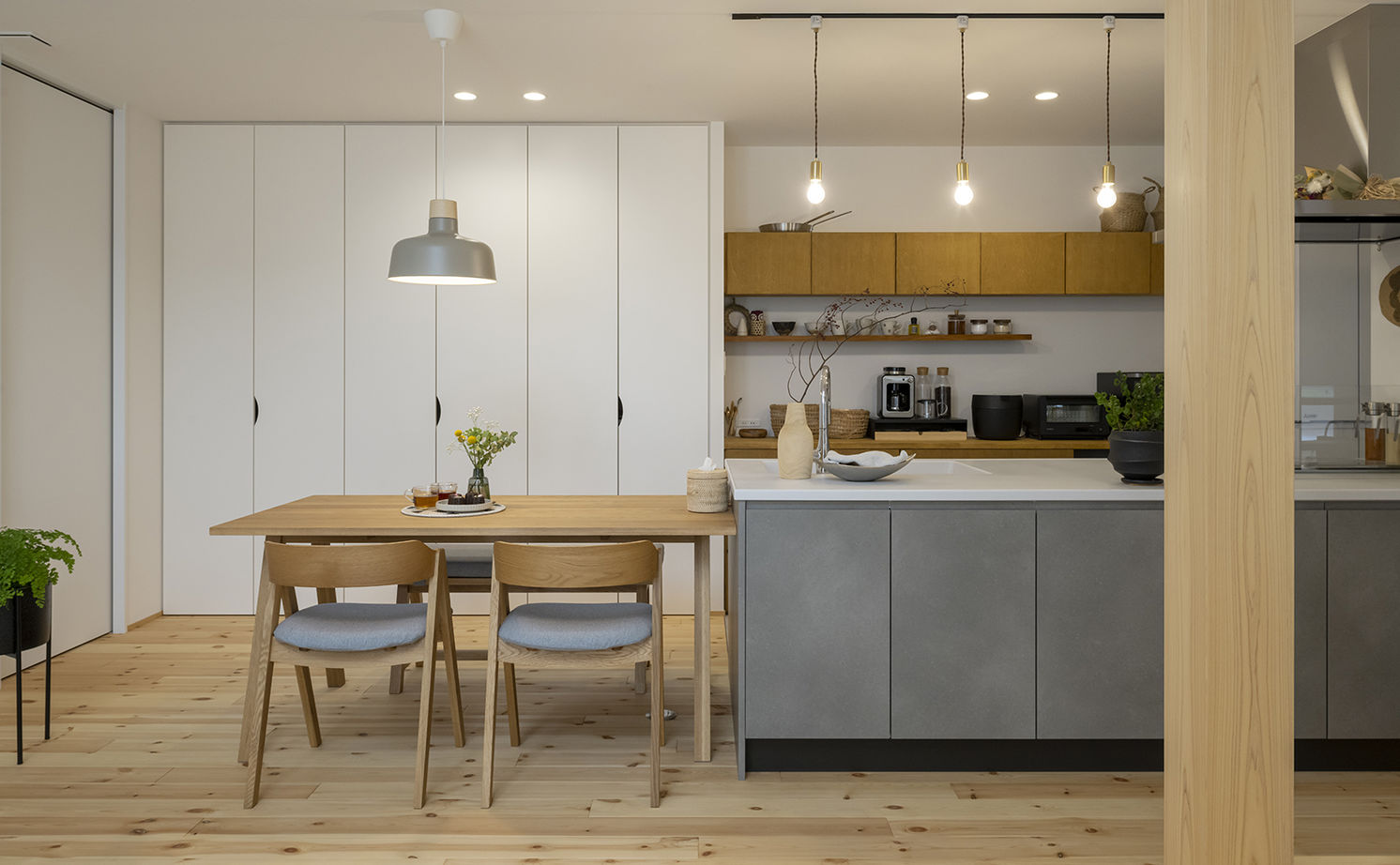 コラボハウス一級建築士事務所 2000万円台｜間取り図｜土地探し｜吹き抜けに面した窓を木枠で囲み、さりげなくセンスが光る外観デザインの建築実例画像5