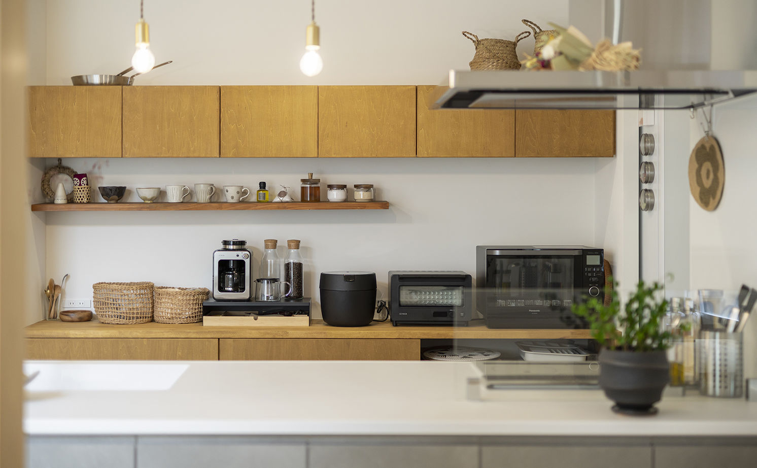 コラボハウス一級建築士事務所 2000万円台｜間取り図｜土地探し｜吹き抜けに面した窓を木枠で囲み、さりげなくセンスが光る外観デザインの建築実例画像6