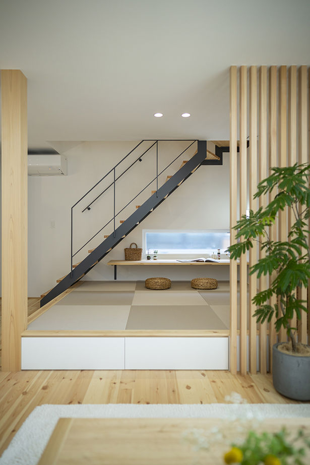 コラボハウス一級建築士事務所 2000万円台｜間取り図｜土地探し｜吹き抜けに面した窓を木枠で囲み、さりげなくセンスが光る外観デザインの建築実例画像7