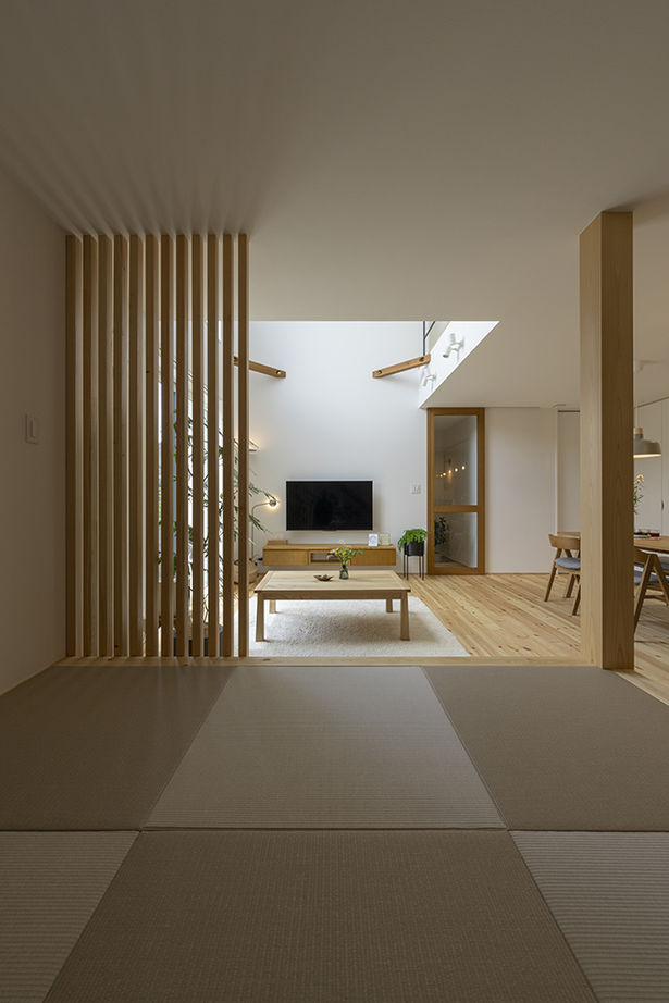 コラボハウス一級建築士事務所 2000万円台｜間取り図｜土地探し｜吹き抜けに面した窓を木枠で囲み、さりげなくセンスが光る外観デザインの建築実例画像8