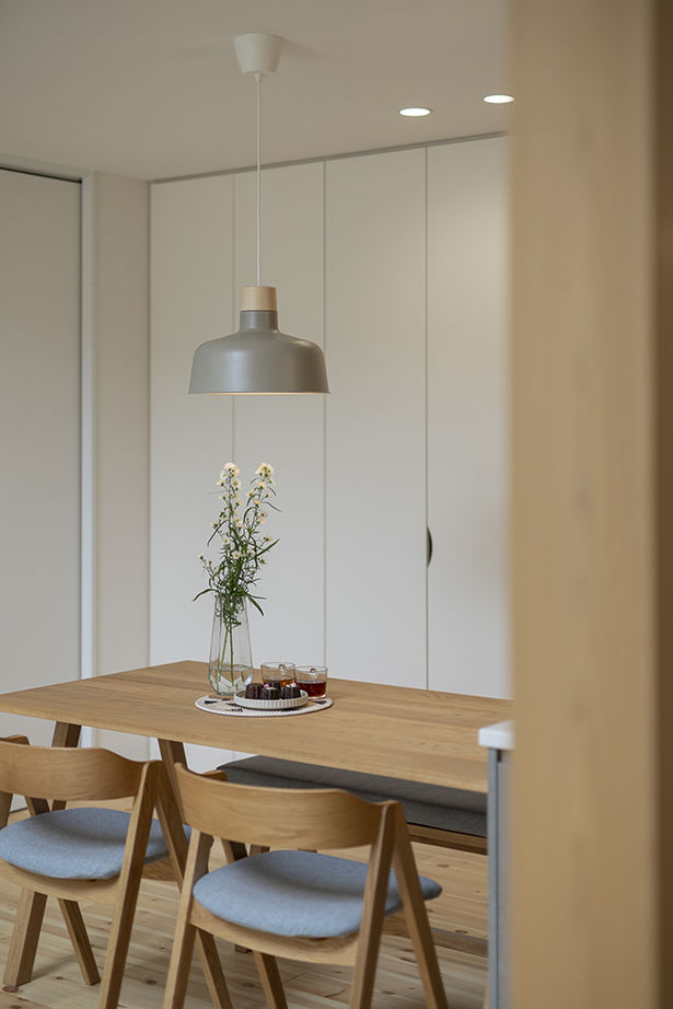 コラボハウス一級建築士事務所 2000万円台｜間取り図｜土地探し｜吹き抜けに面した窓を木枠で囲み、さりげなくセンスが光る外観デザインの建築実例画像9