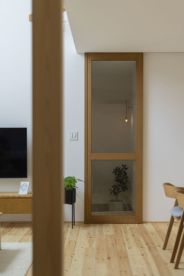 コラボハウス一級建築士事務所 2000万円台｜間取り図｜土地探し｜吹き抜けに面した窓を木枠で囲み、さりげなくセンスが光る外観デザインの建築実例画像10