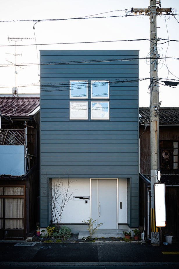 コラボハウス一級建築士事務所 1000万円台｜間取り図｜狭小地｜隣家が迫る21坪の小さな敷地で開放感いっぱいに暮らす、スキップフロアの家の建築実例画像