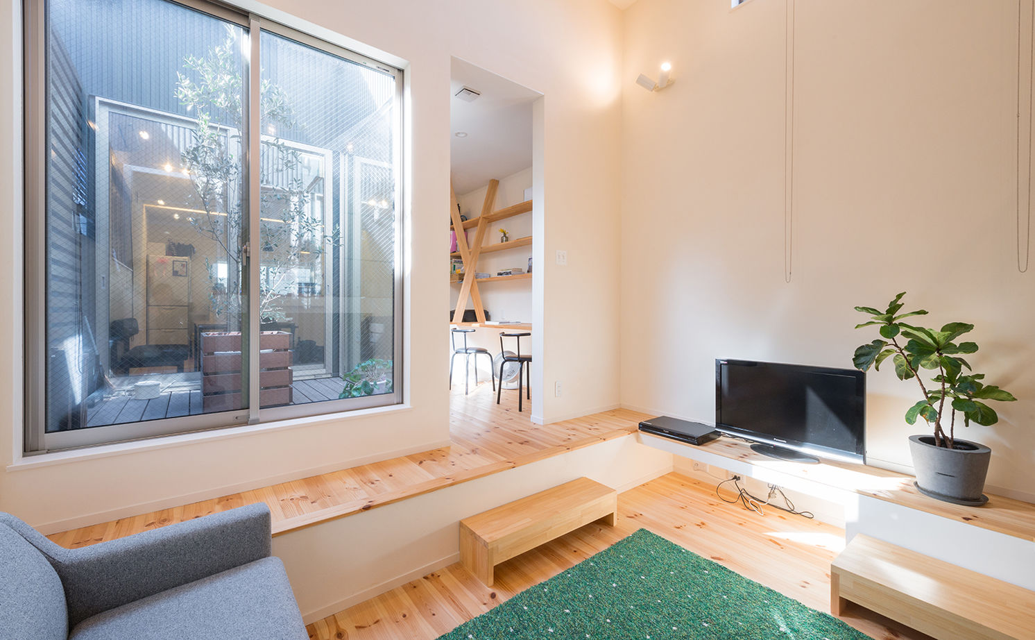 コラボハウス一級建築士事務所 1000万円台｜間取り図｜狭小地｜隣家が迫る21坪の小さな敷地で開放感いっぱいに暮らす、スキップフロアの家の建築実例画像2