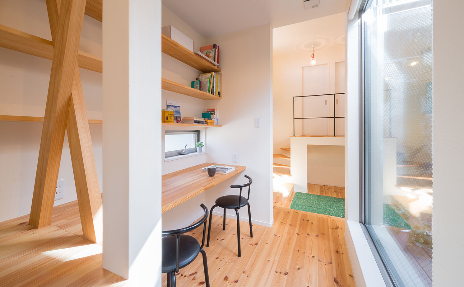 コラボハウス一級建築士事務所 1000万円台｜間取り図｜狭小地｜隣家が迫る21坪の小さな敷地で開放感いっぱいに暮らす、スキップフロアの家の建築実例画像3