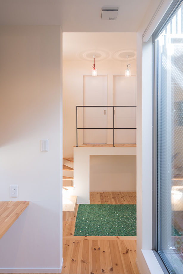 コラボハウス一級建築士事務所 1000万円台｜間取り図｜狭小地｜隣家が迫る21坪の小さな敷地で開放感いっぱいに暮らす、スキップフロアの家の建築実例画像14