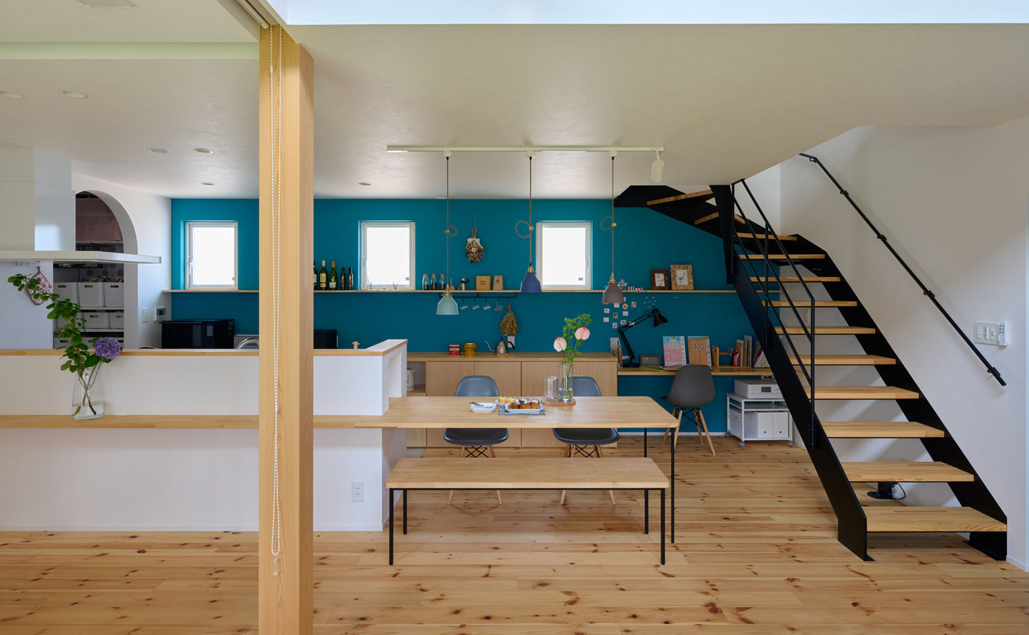 コラボハウス一級建築士事務所 2000万円台｜間取り図｜土地探し｜SUPボードが出迎える土間がある、マリンテイストの家の建築実例画像4