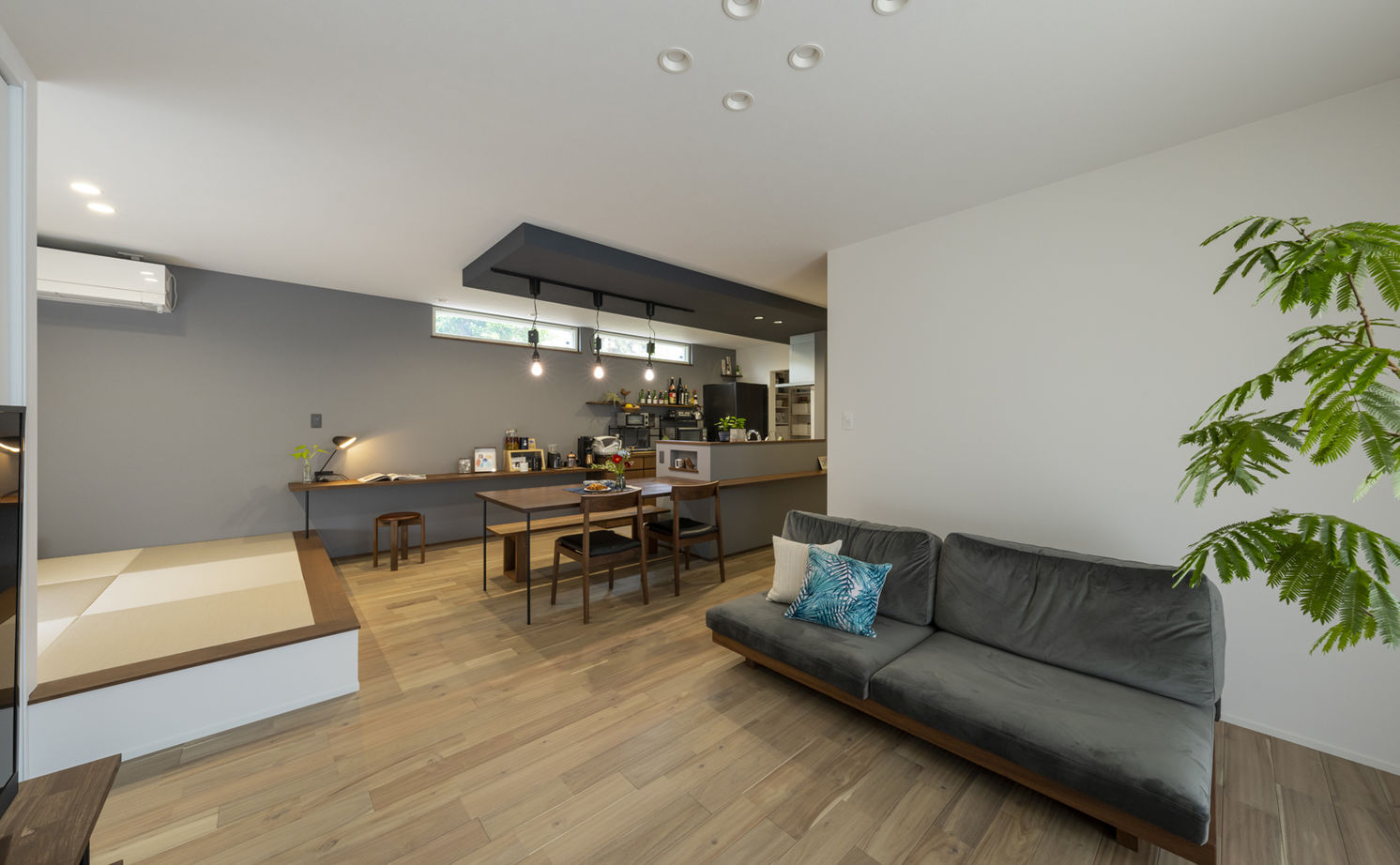 コラボハウス一級建築士事務所 2000万円台｜間取り図｜ビルトインガレージ｜アウトドア好きの夫婦が建てた、ナチュラルでちょっと無骨な家の建築実例画像2