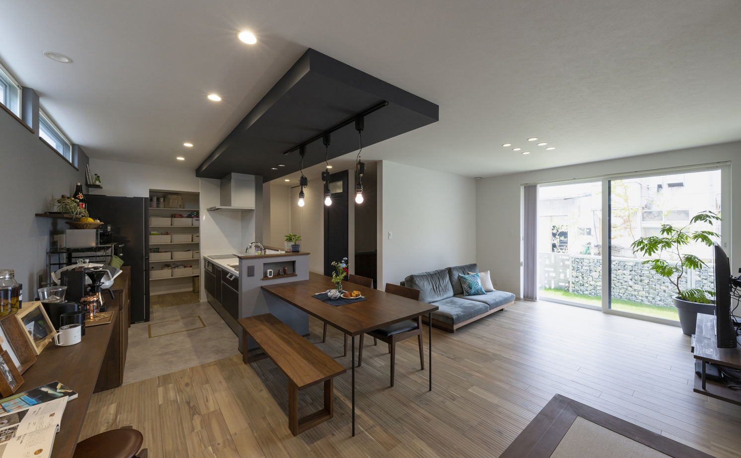 コラボハウス一級建築士事務所 2000万円台｜間取り図｜ビルトインガレージ｜アウトドア好きの夫婦が建てた、ナチュラルでちょっと無骨な家の建築実例画像3