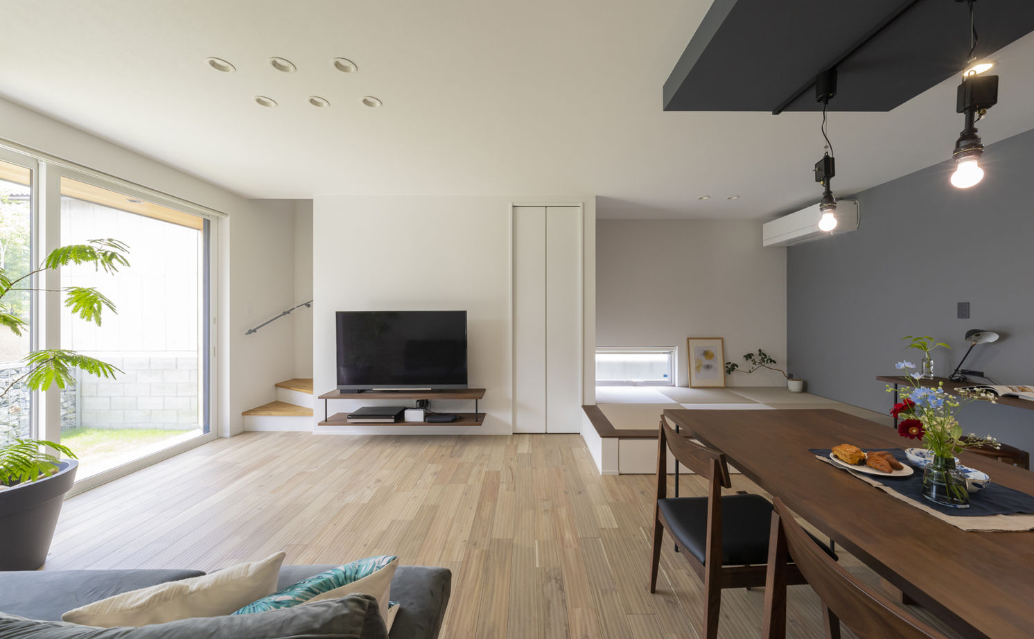 コラボハウス一級建築士事務所 2000万円台｜間取り図｜ビルトインガレージ｜アウトドア好きの夫婦が建てた、ナチュラルでちょっと無骨な家の建築実例画像4