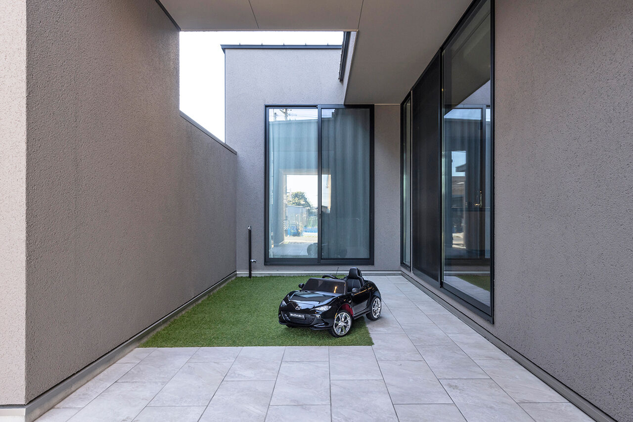 ロジックハウス 【岐阜市｜平屋的な間取り｜2000万円台】中庭とピットリビングが自慢。モノトーンの格好いいガレージハウスの建築実例画像2