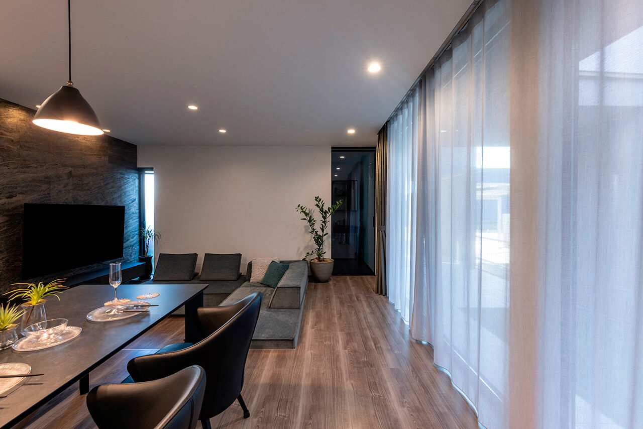 ロジックハウス 【岐阜市｜平屋的な間取り｜2000万円台】中庭とピットリビングが自慢。モノトーンの格好いいガレージハウスの建築実例画像4