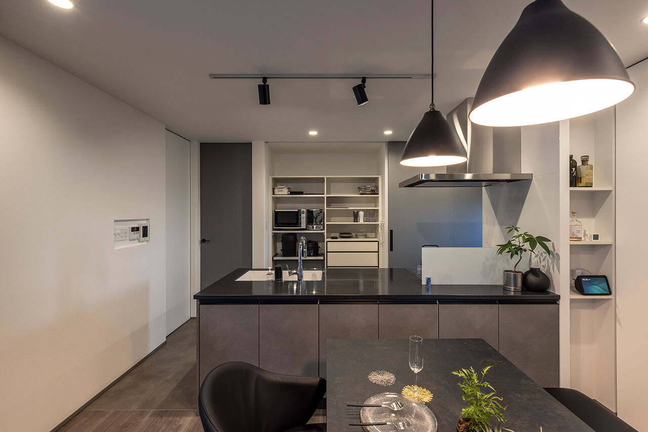 ロジックハウス 【岐阜市｜平屋的な間取り｜2000万円台】中庭とピットリビングが自慢。モノトーンの格好いいガレージハウスの建築実例画像5