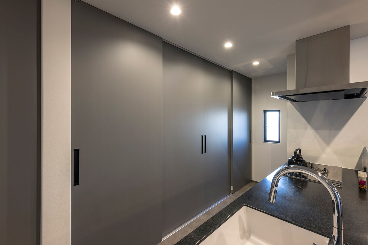 ロジックハウス 【岐阜市｜平屋的な間取り｜2000万円台】中庭とピットリビングが自慢。モノトーンの格好いいガレージハウスの建築実例画像6