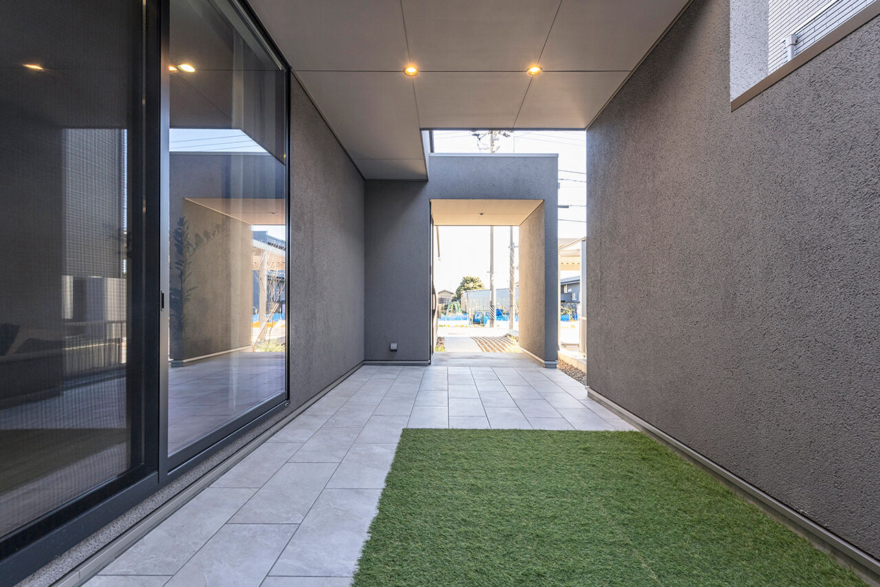 ロジックハウス 【岐阜市｜平屋的な間取り｜2000万円台】中庭とピットリビングが自慢。モノトーンの格好いいガレージハウスの建築実例画像7