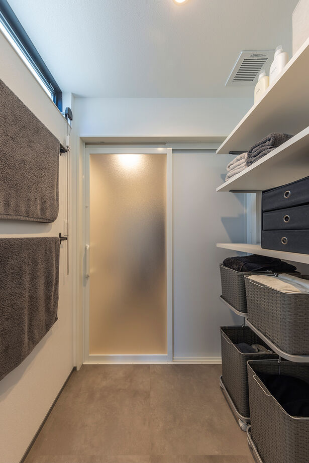 ロジックハウス 【岐阜市｜平屋的な間取り｜2000万円台】中庭とピットリビングが自慢。モノトーンの格好いいガレージハウスの建築実例画像9