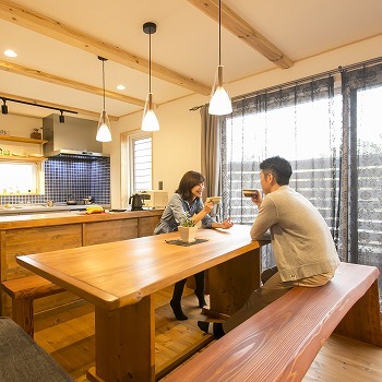 ネクストハウスデザイン 平屋でも2階建てでもない。広すぎず狭すぎないちょうどよさで、どこにいても家族の気配を感じられる住まいの建築実例画像1