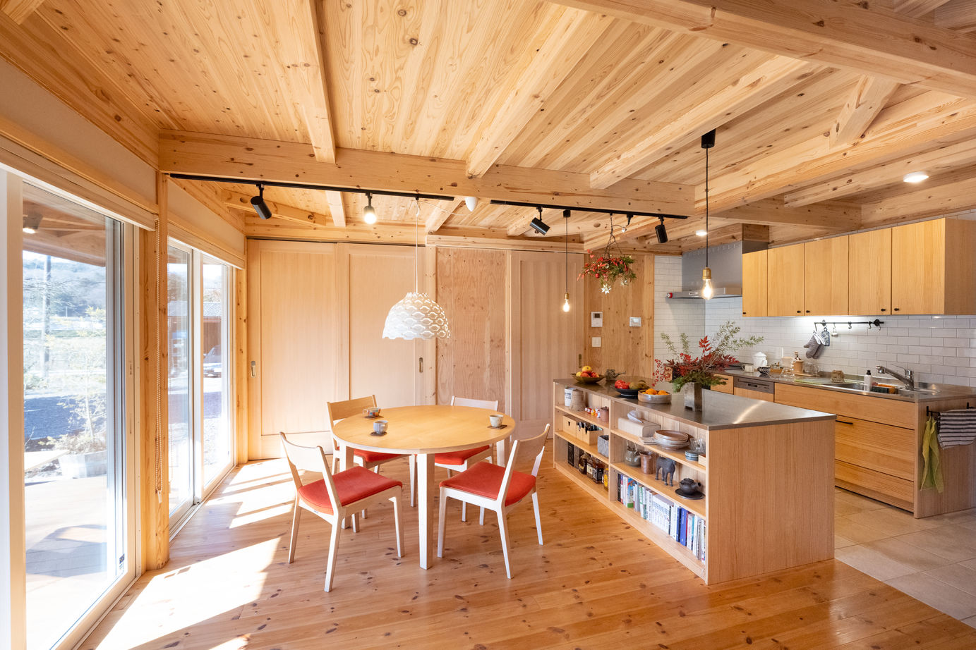 ネクストハウスデザイン 里山の風景に溶け込む大らかな平屋暮らしの建築実例画像3