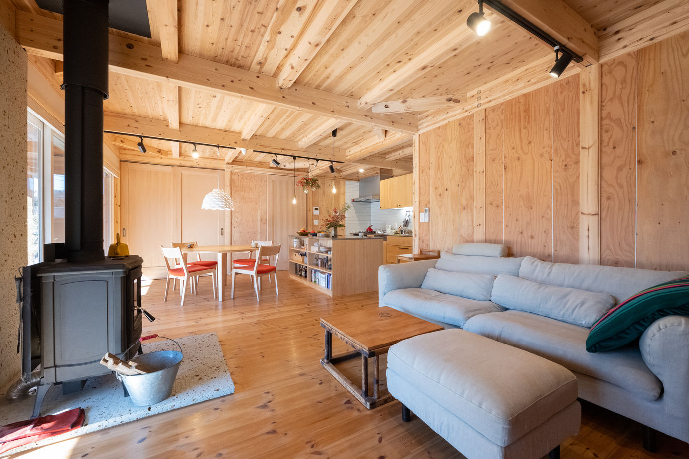 ネクストハウスデザイン 里山の風景に溶け込む大らかな平屋暮らしの建築実例画像4